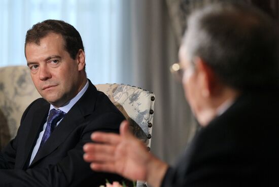 Dmitry Medvedev meets with Raul Castro