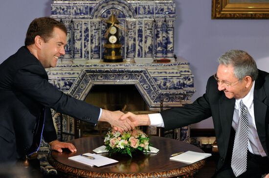 Dmitry Medvedev meets with Raul Castro