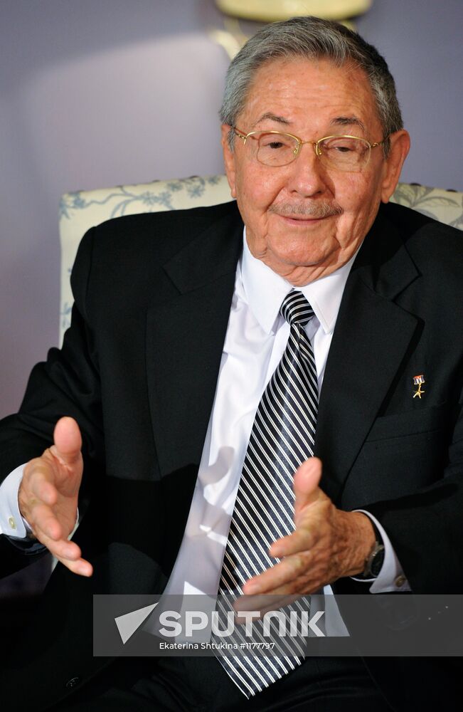 Dmitry Medvedev meets with Raul Castro