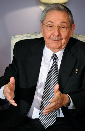 Dmitry Medvedev meets with Raul Castro