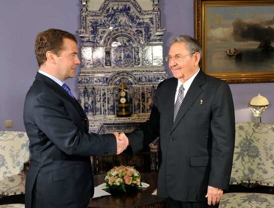 Dmitry Medvedev meets with Raul Castro