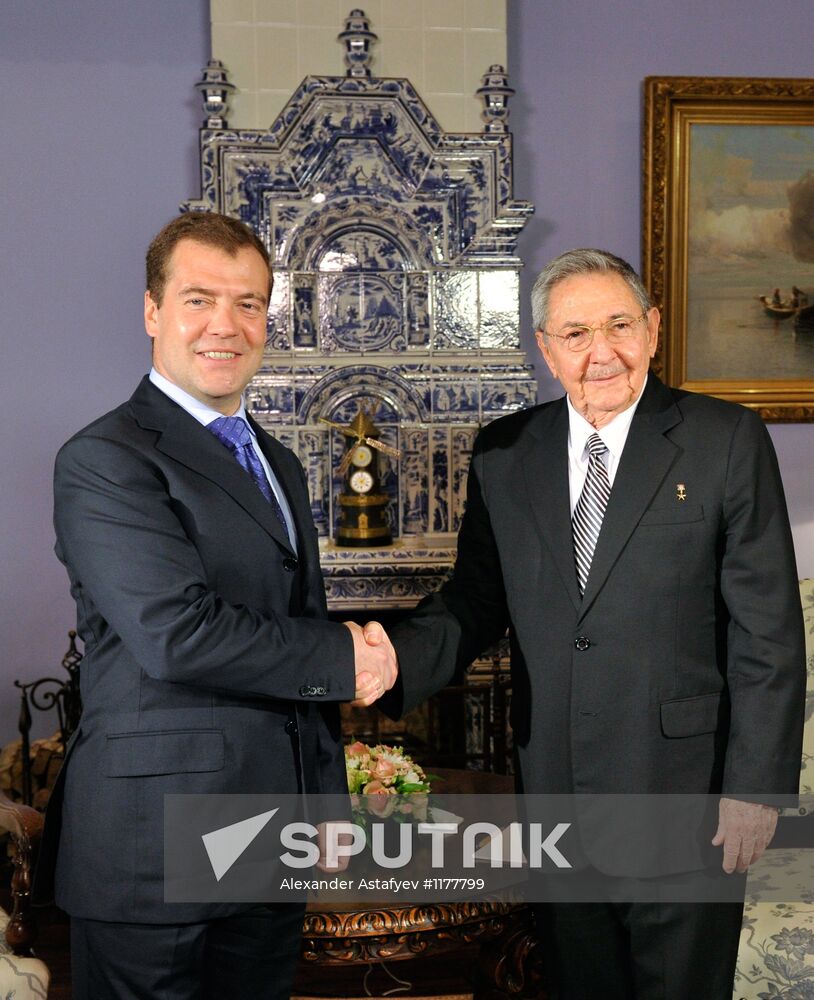 Dmitry Medvedev meets with Raul Castro