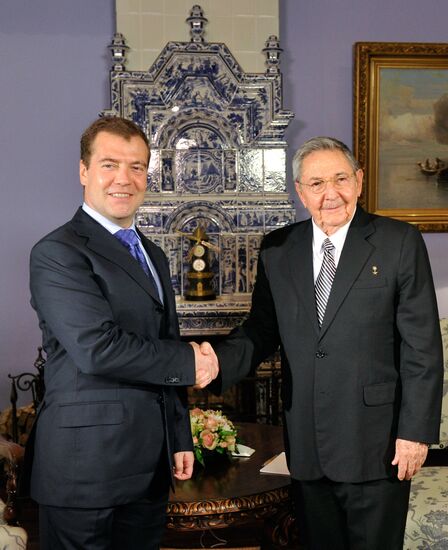 Dmitry Medvedev meets with Raul Castro