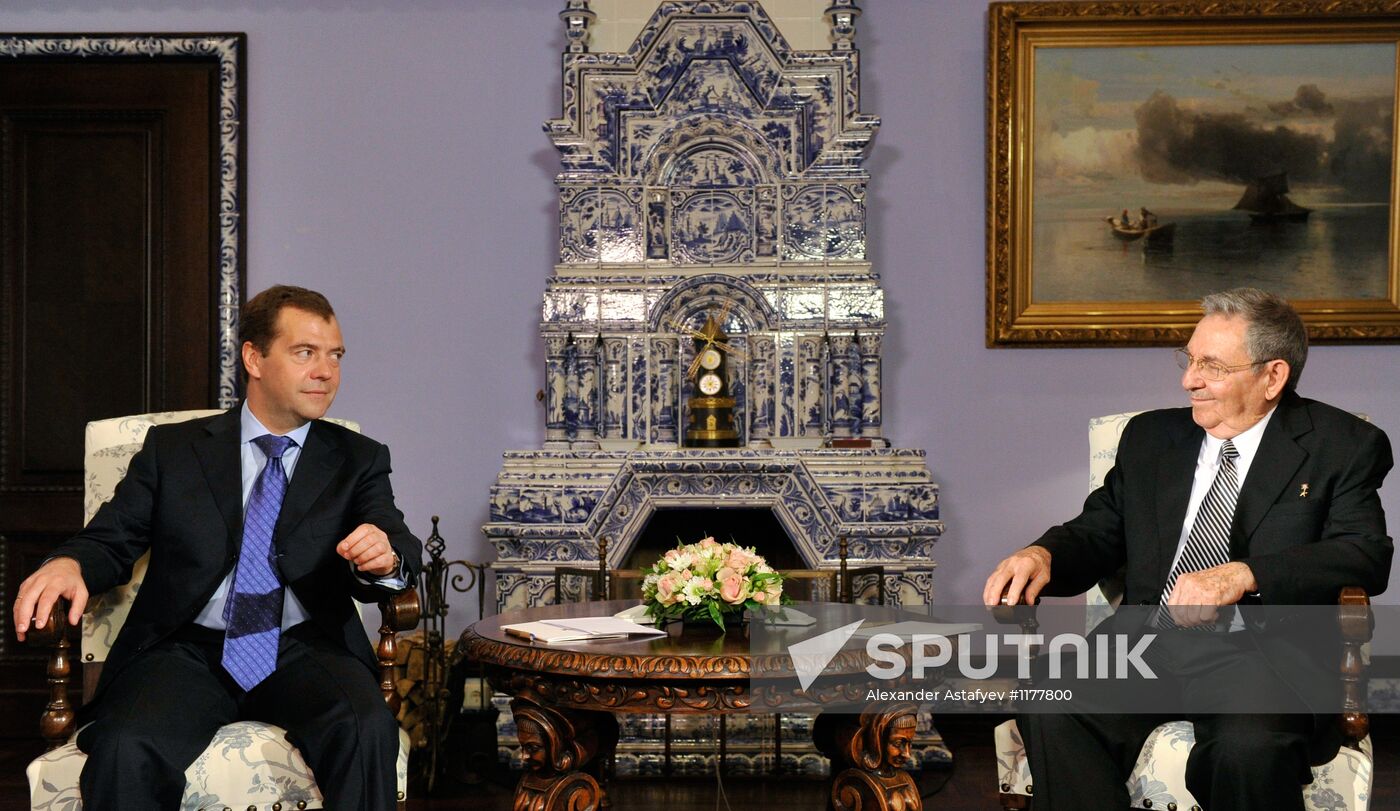 Dmitry Medvedev meets with Raul Castro