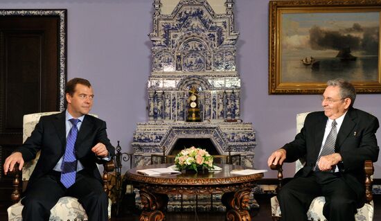 Dmitry Medvedev meets with Raul Castro