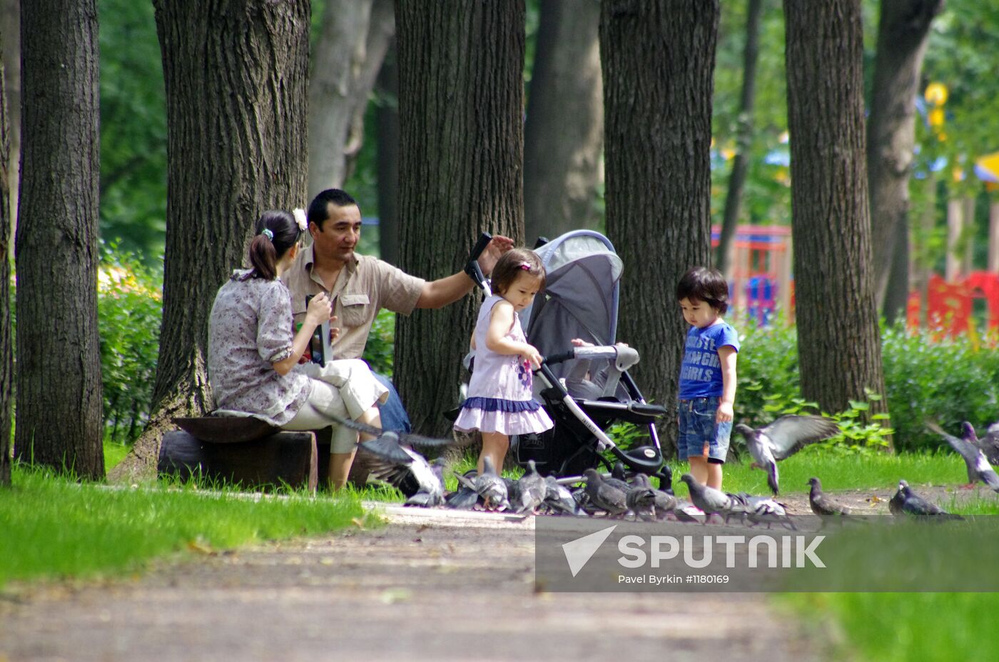 Moscow residents having rest in Izmailovo Park
