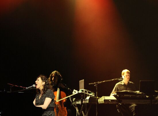 Regina Spektor performs live in Moscow