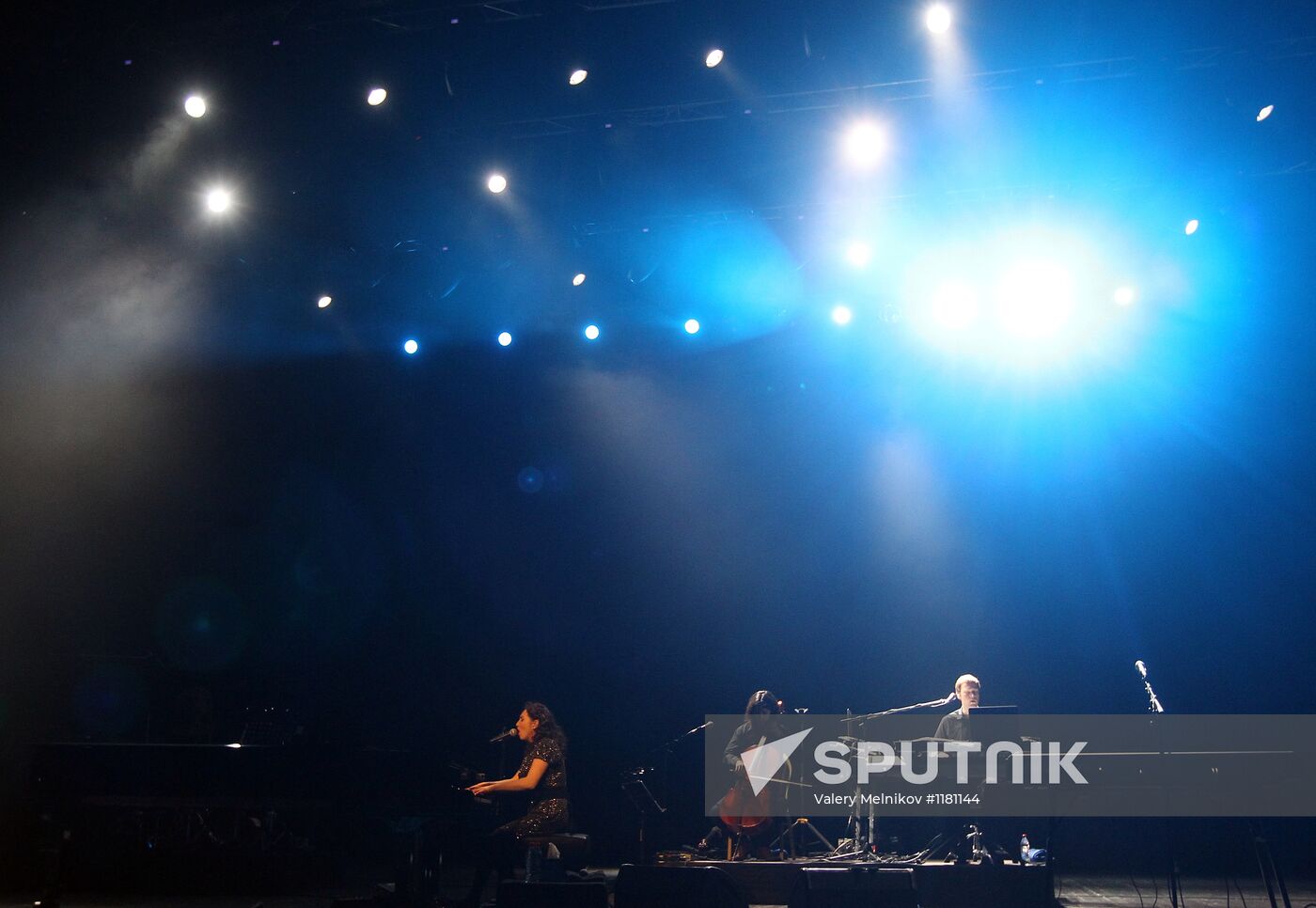 Regina Spektor performs live in Moscow