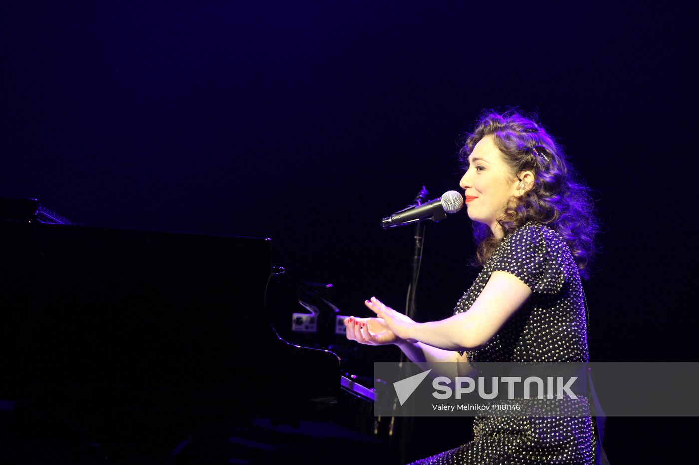 Regina Spektor performs live in Moscow