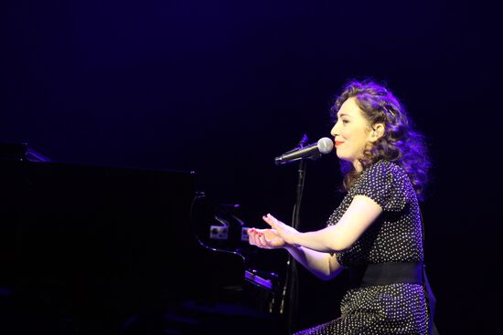 Regina Spektor performs live in Moscow