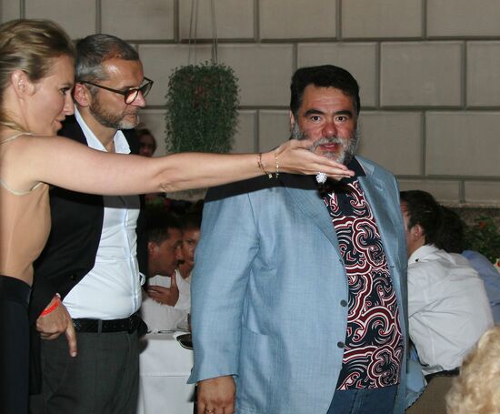 "Good Evening" to rally support for Kuban flood victims