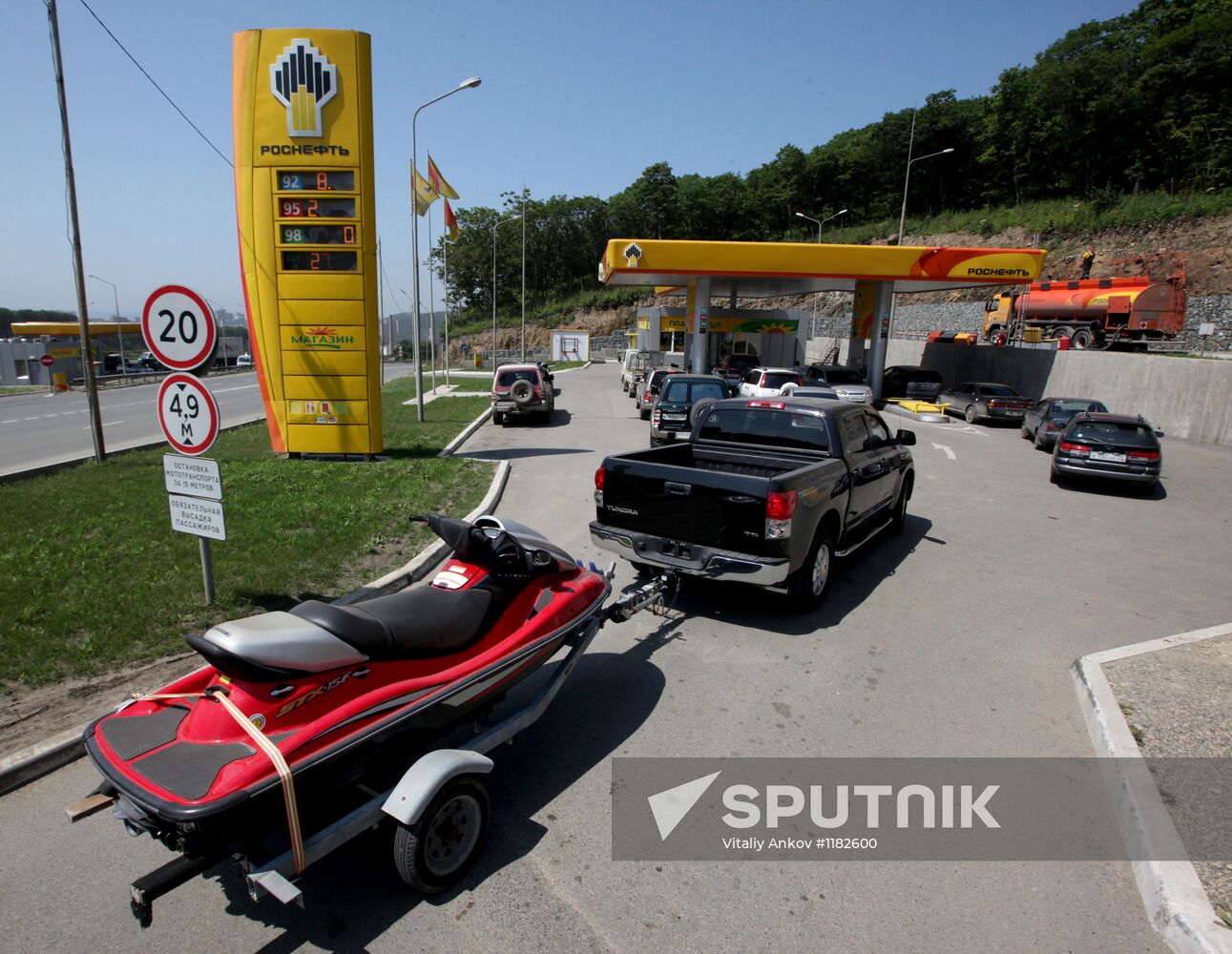 Work of Rosneft petrol-filling station in Vladivostok