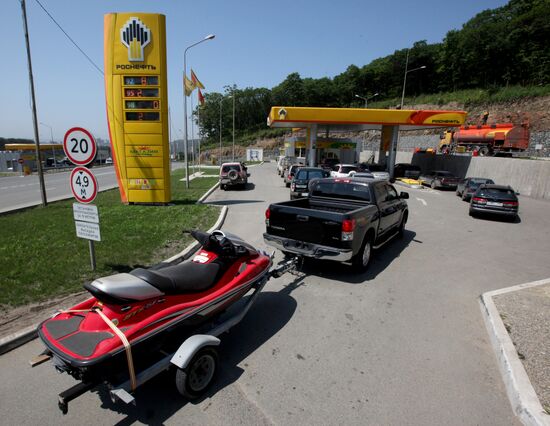 Work of Rosneft petrol-filling station in Vladivostok