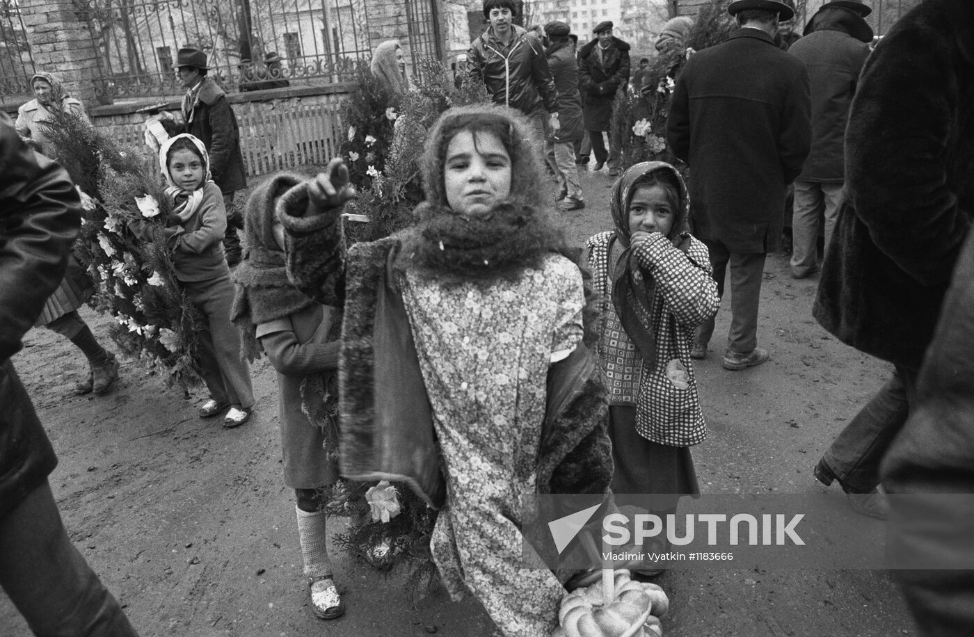 Children at funeral of distinguished Gypsy man in Soroki