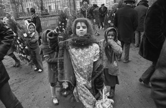 Children at funeral of distinguished Gypsy man in Soroki