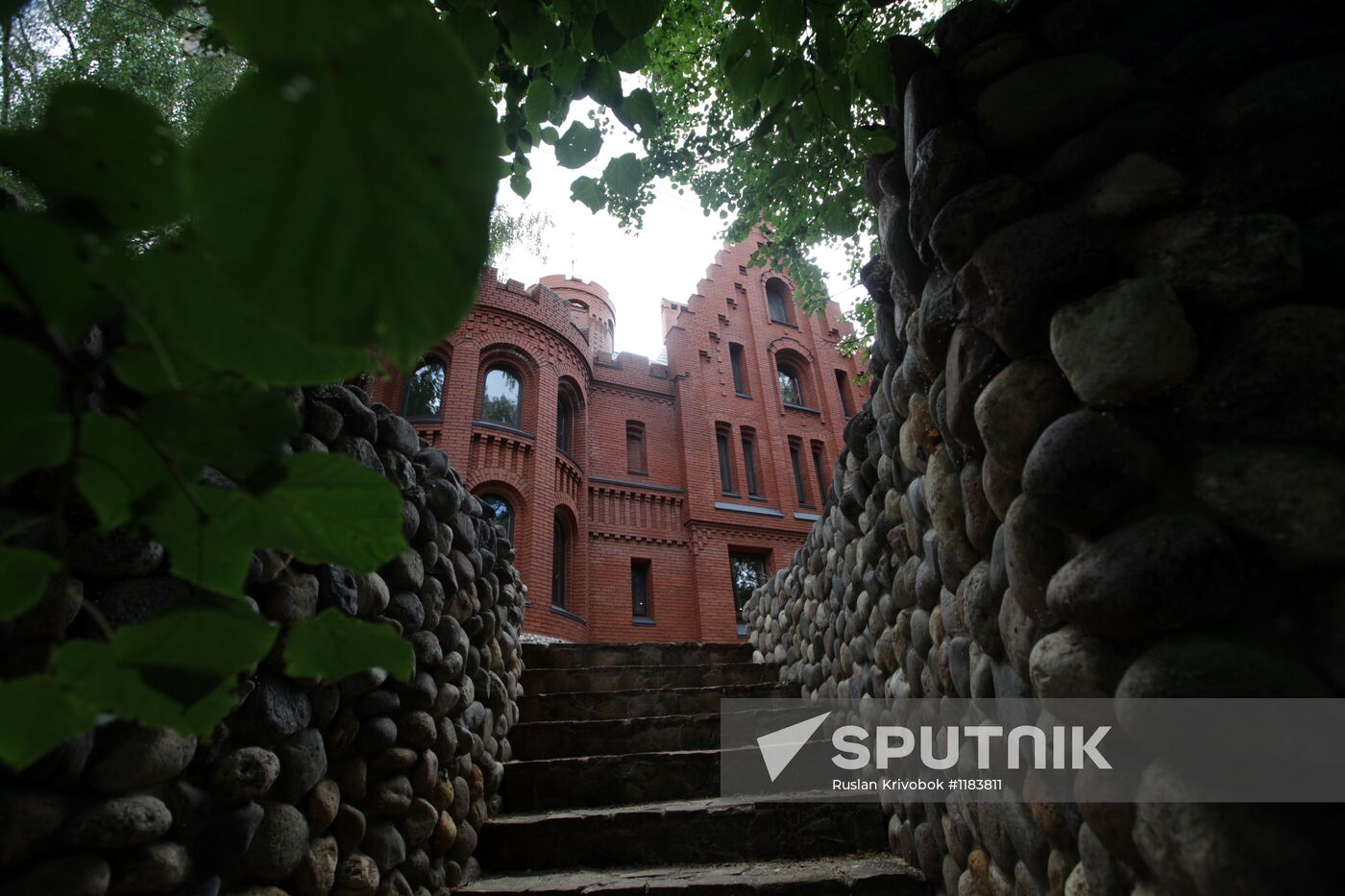 Yelena and Tatyana Zaytsev's country house