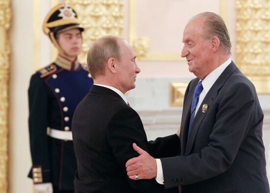 Vladimir Putin meets with King Juan Carlos I of Spain in Moscow