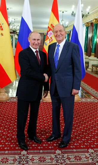 Vladimir Putin meets with King Juan Carlos I of Spain in Moscow
