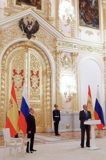 Vladimir Putin meets with King Juan Carlos I of Spain in Moscow