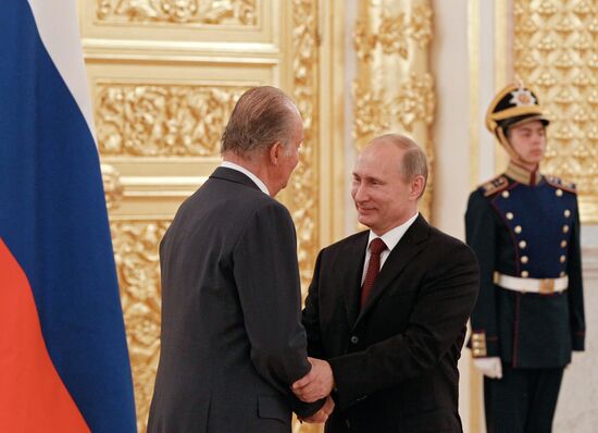 Vladimir Putin meets with Spanish King Juan Carlos in Moscow