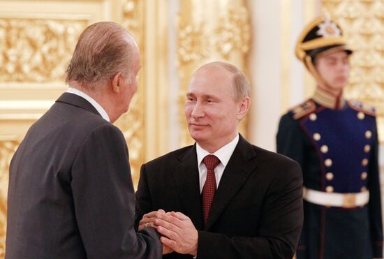 Vladimir Putin meets with Spanish King Juan Carlos in Moscow