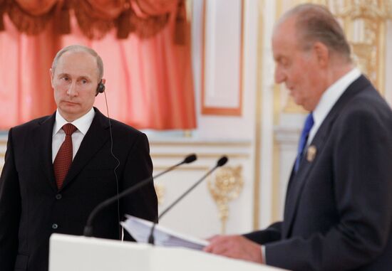 Vladimir Putin meets with Spanish King Juan Carlos in Moscow