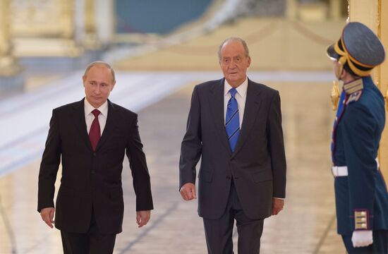 Vladimir Putin meets with Spanish King Juan Carlos in Moscow