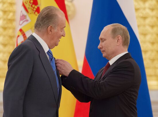 Vladimir Putin meets with Spanish King Juan Carlos in Moscow