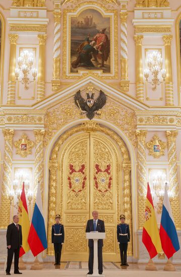 Vladimir Putin meets with Spanish King Juan Carlos in Moscow