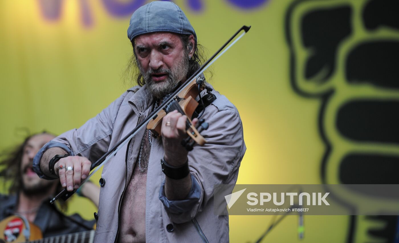 Red Hot Chili Peppers perform live in Moscow