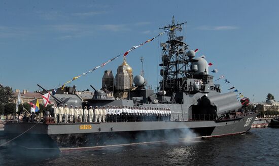 Final rehearsal of Navy Day parade in St. Petersburg