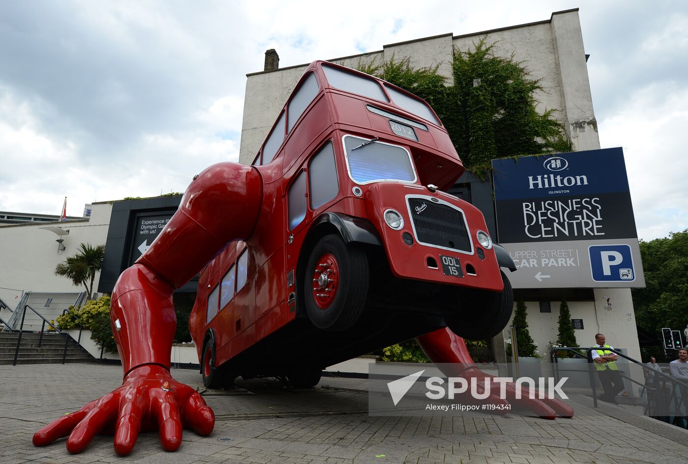 London bus does push ups