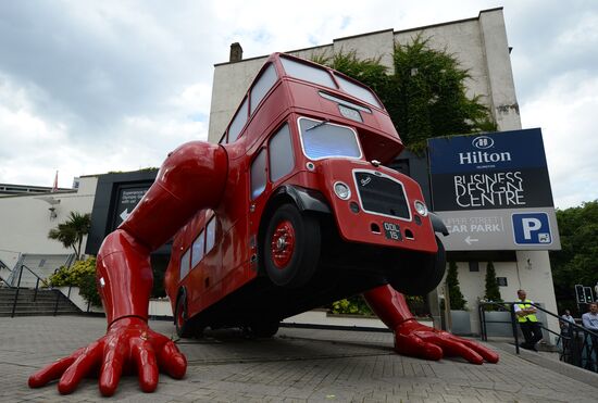 London bus does push ups