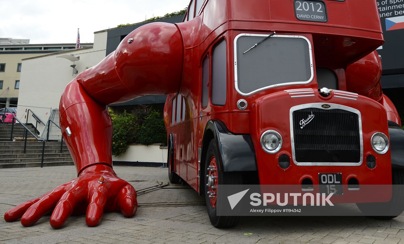 London bus does push ups