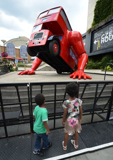 London bus does push ups