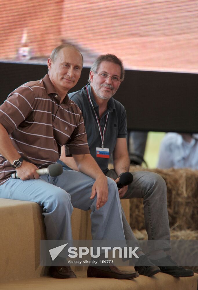 Vladimir Putin visits youth forum Seliger 2012