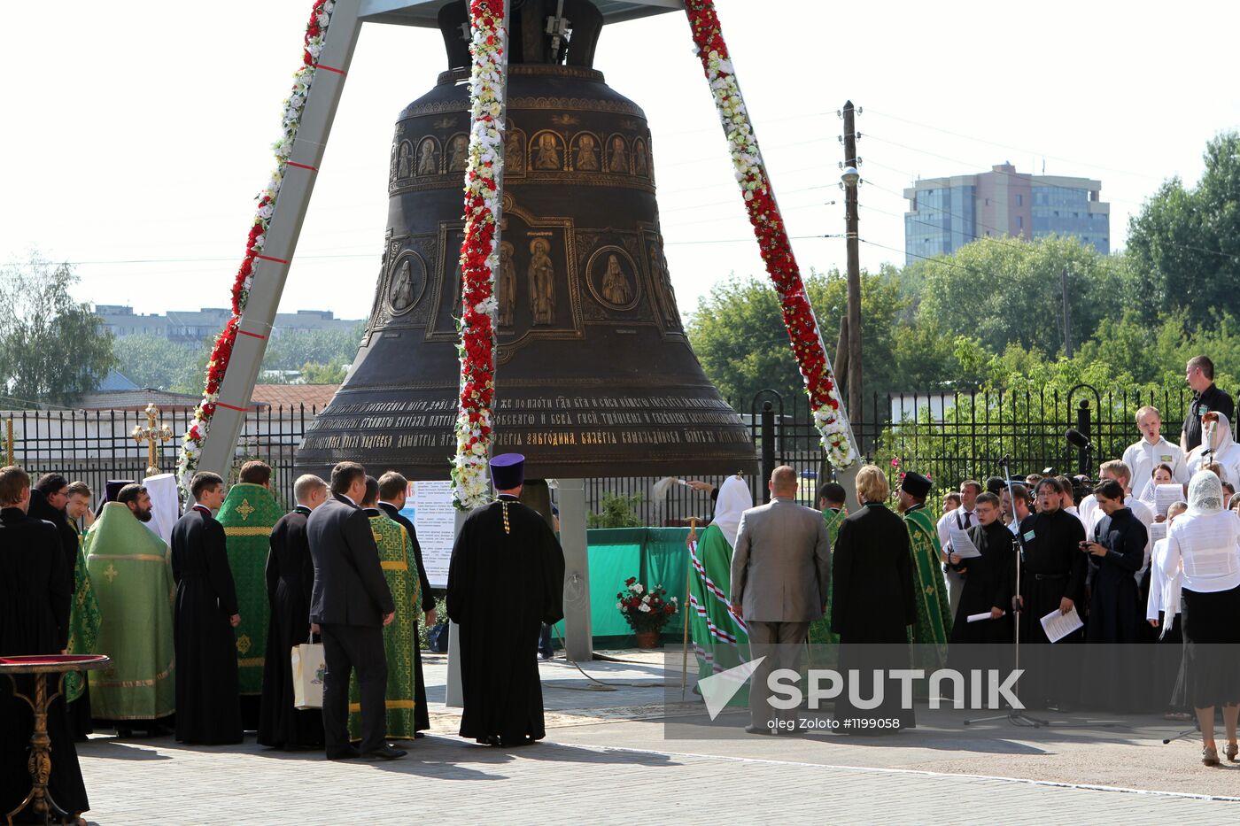 Patriarch Kirill consecrates "Cathedral" bell