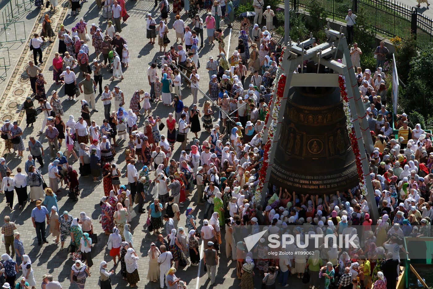 Patriarch Kirill consecrates "Cathedral" bell