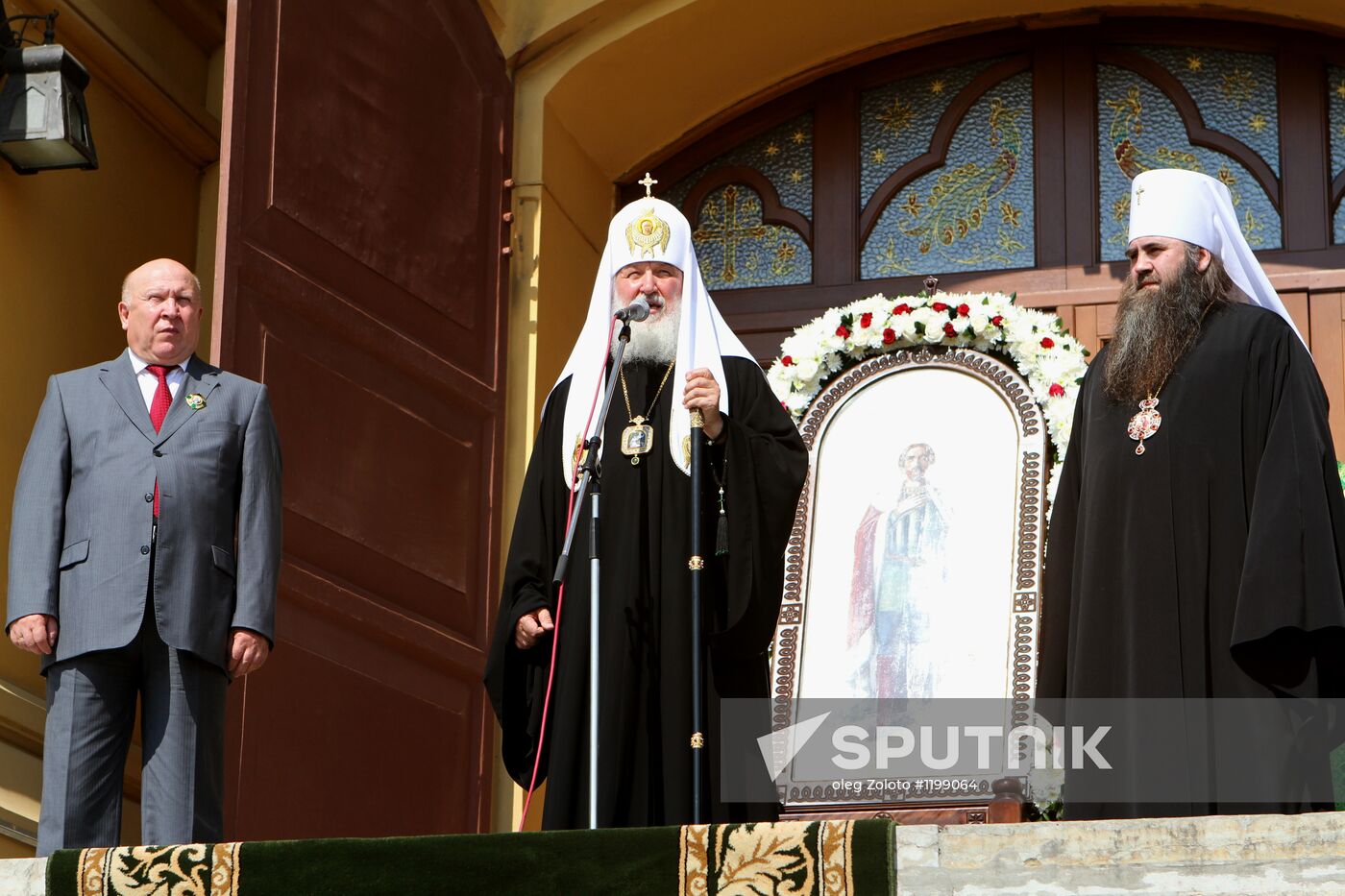 Patriarch Kirill consecrates "Cathedral" bell