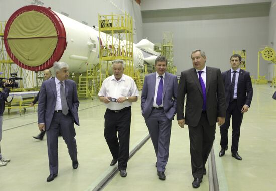 Dmitry Rogozin visits Baikonur before Soyuz-U launch