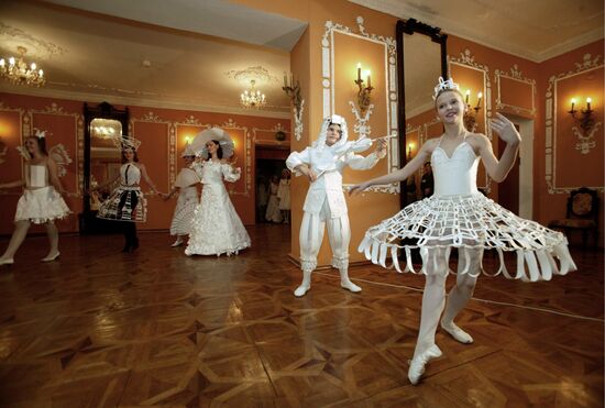 THE ORIGINAL COSTUME THEATER VYSHNI VOLOCHEK