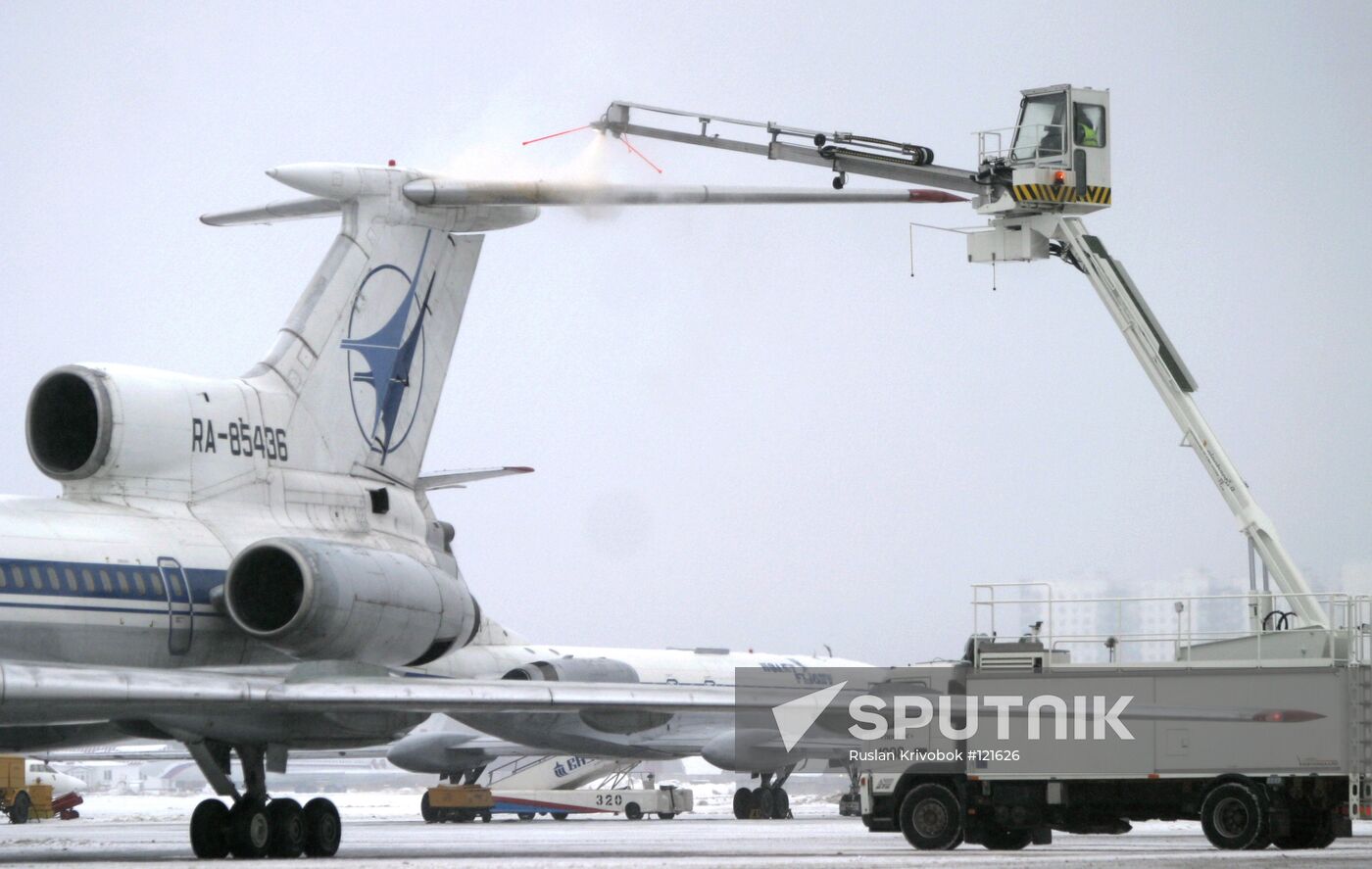 PROTECTING AIRCRAFT AGAINST ICING VNUKOVO AIRPORT