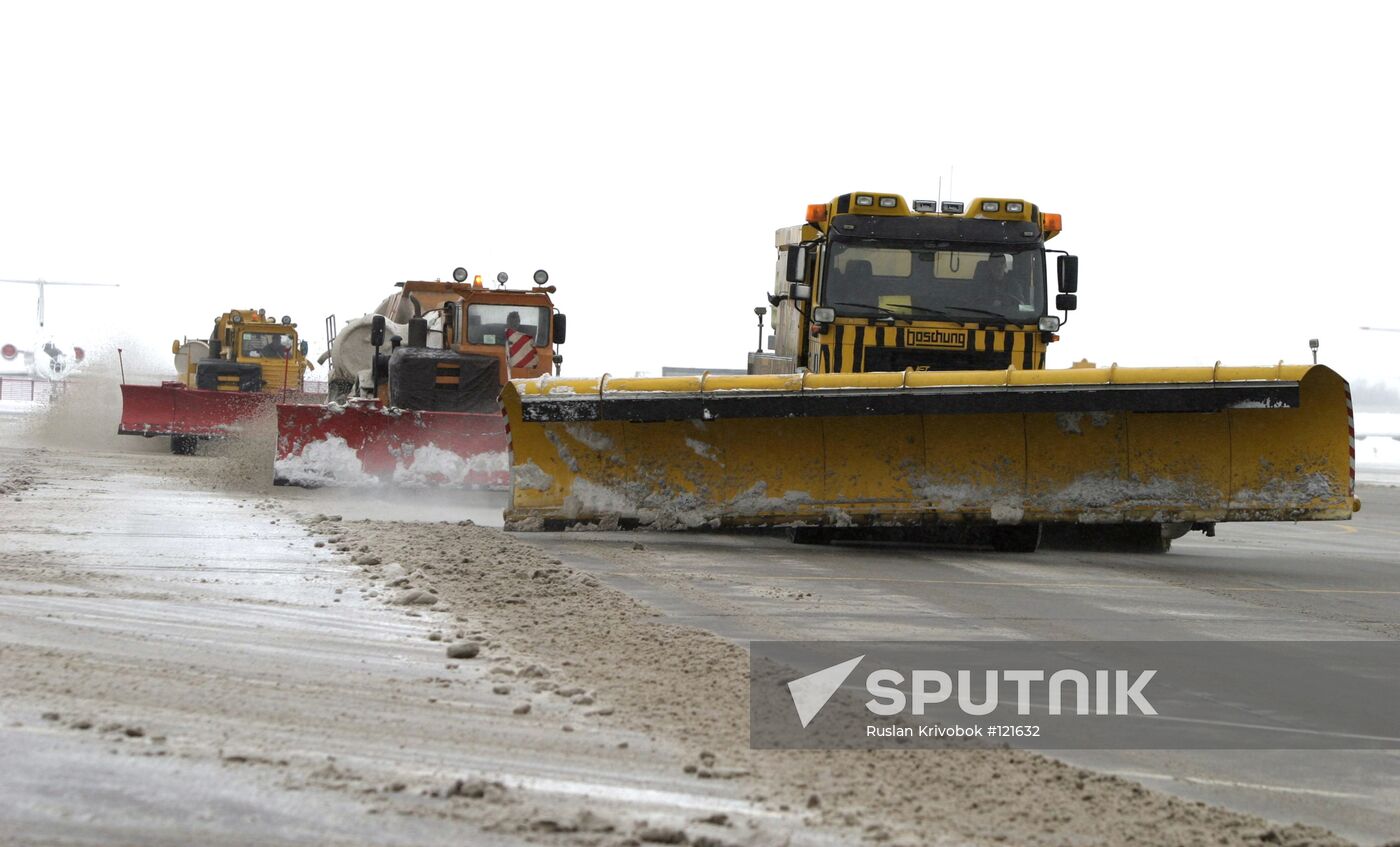 REMOVING SNOW TAKE-OFF AND LANDING STRIP VNUKOVO AIRPORT