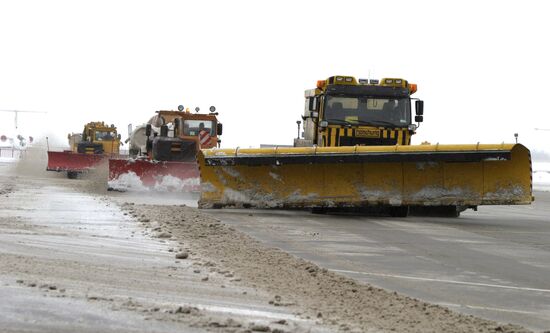 REMOVING SNOW TAKE-OFF AND LANDING STRIP VNUKOVO AIRPORT
