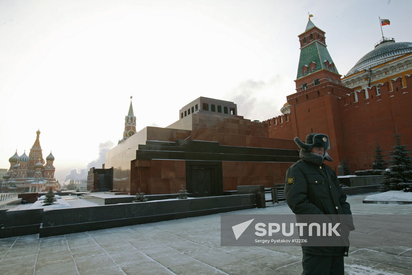 RED SQUARE KREMLIN LENIN MAUSOLEUM POLICE