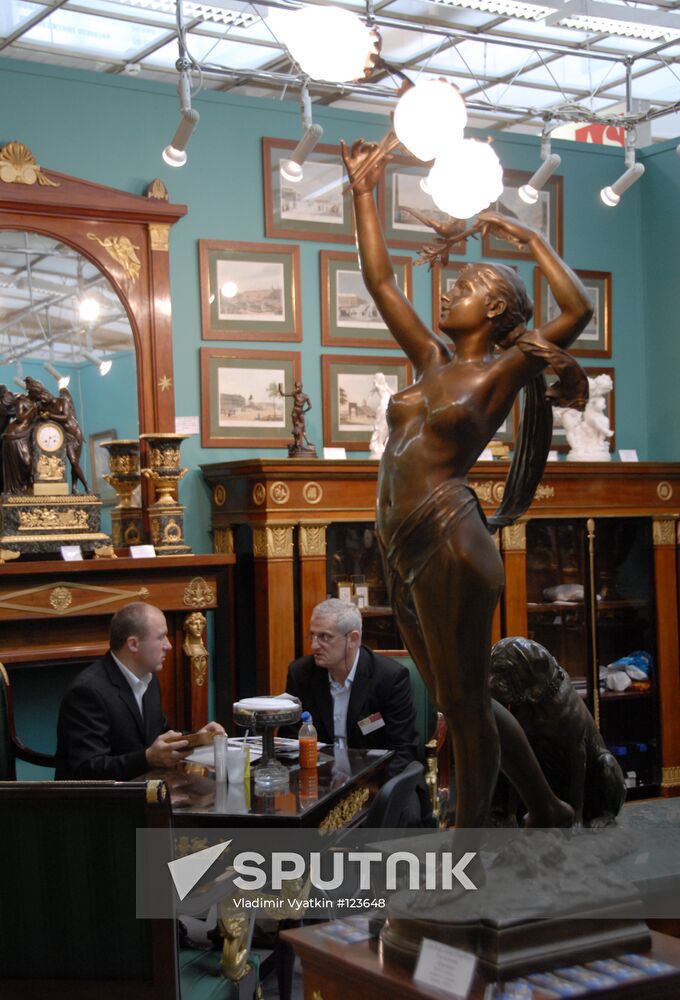 ANTIQUARIAN SHOW STATUE LAMP