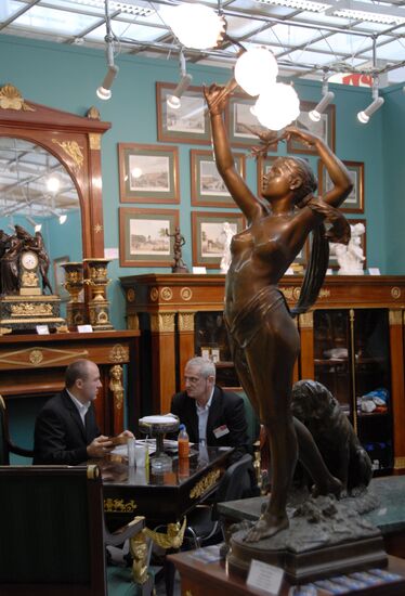 ANTIQUARIAN SHOW STATUE LAMP