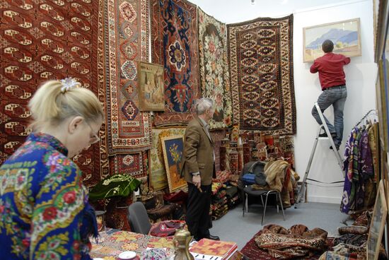 ANTIQUARIAN SHOW CARPETS