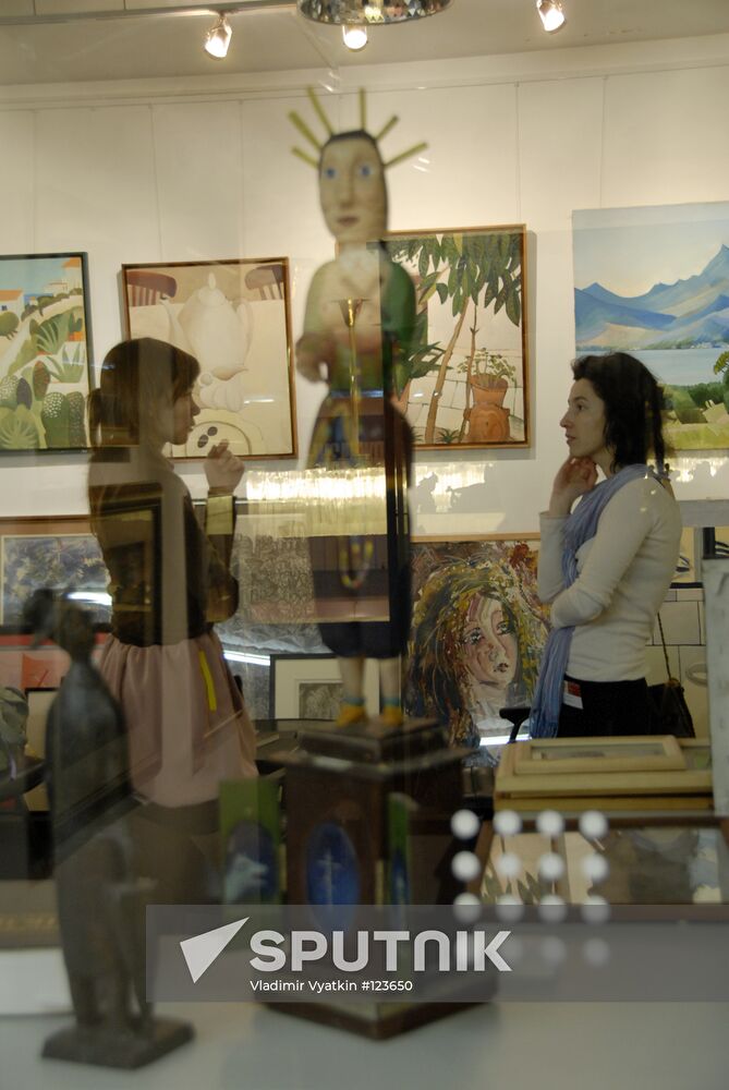 ANTIQUARIAN SHOW PAINTINGS VISITORS