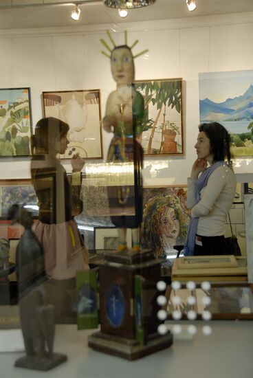 ANTIQUARIAN SHOW PAINTINGS VISITORS